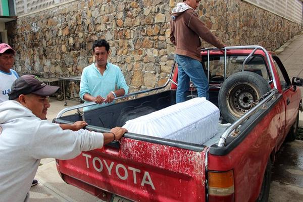 Familiares retiran de la morgue el cadáver de Esaú Omar Miguel Agustín, quien murió baleado, en San Luis Jilotepeque. (Foto Prensa Libre: Hugo Oliva)