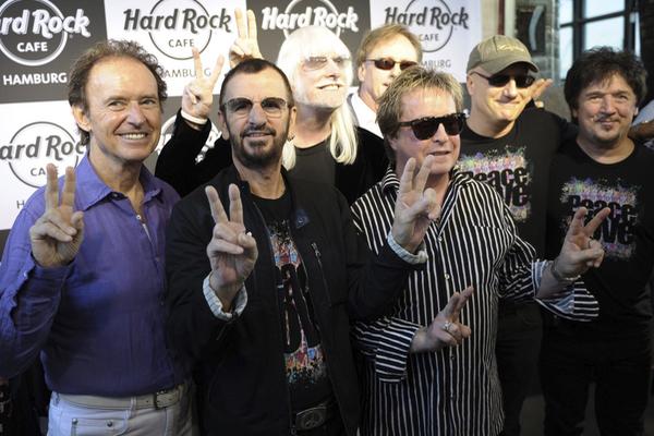  Ringo Starr, junto a los miembros del grupo All Starr Band, posa en el interior del nuevo Hard Rock Cafe de Hamburgo, Alemania.