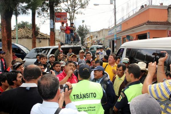 Por tres horas transportistas protestaron en la ruta que une a Santa Cruz del Quiché con Totonicapán. (Foto Prensa Libre: Óscar Figueroa)<br _mce_bogus="1"/>