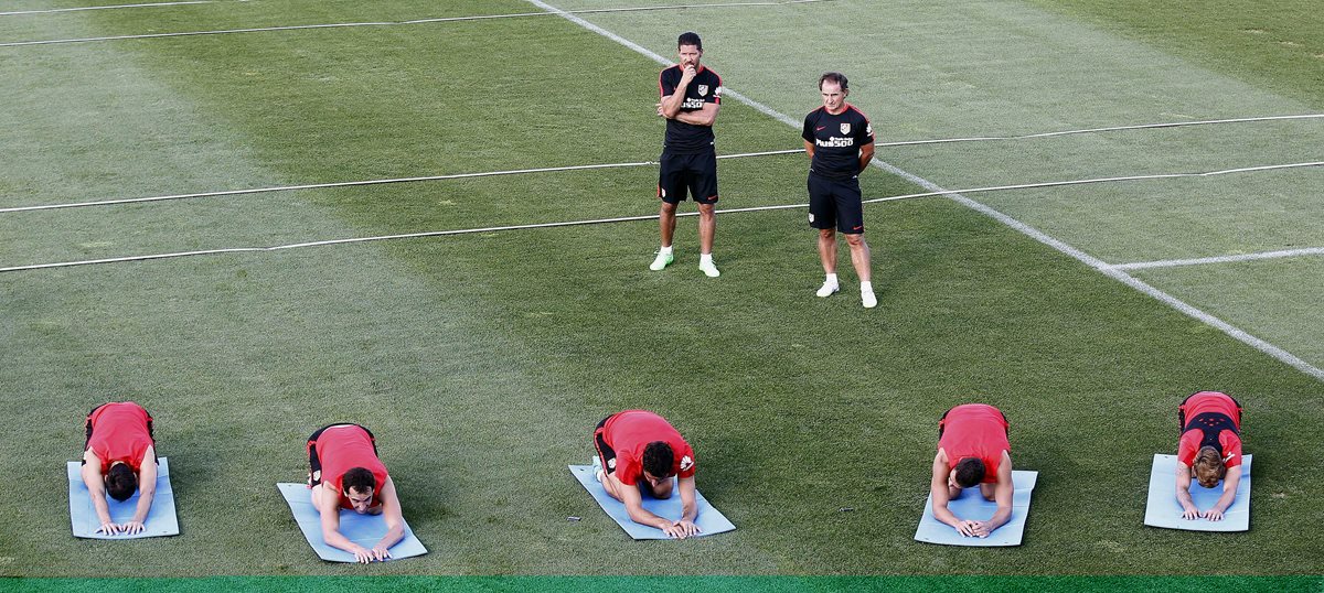 Luis Enrique supervisa el trabajo de sus pupilos. (Foto Prensa Libre: EFE)