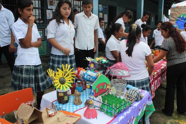 Estudiantes muestran manualidades elaboradas con materiales reciclables. (Foto Prensa Libre: oswaldo Cardona)