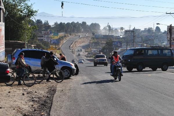 Vehículos tienen dificultad  para incorporarse al periférico de Quetzaltenango, el cual fue ampliado a cuatro carriles.