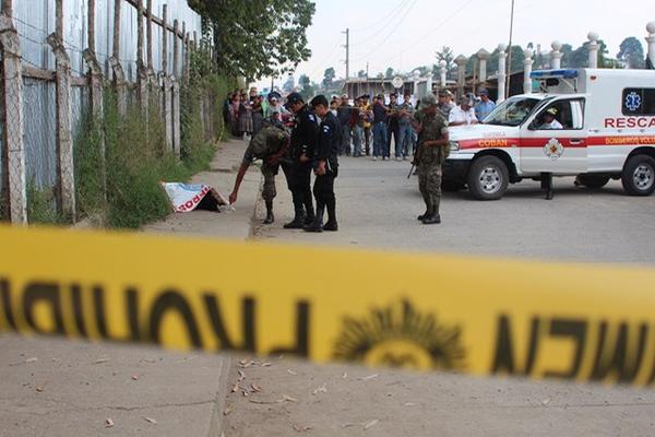 Autoridaes recaban evidencias  en el lugar donde murió baleado un hombre en Cobán. (Foto Prensa Libre: Eduardo Sam). <br _mce_bogus="1"/>