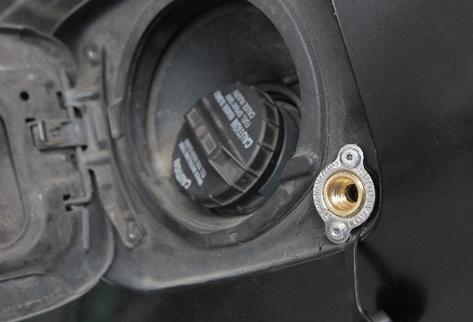 Adaptación a un costado de la boquilla del tanque de gasolina, se  adapta la válvula que permite el llenado de GLP. El sistema es colocado por alguna de las dos empresas que ofrecen el servicio en el país.  (Foto Prensa Libre: Álvaro Interiano)