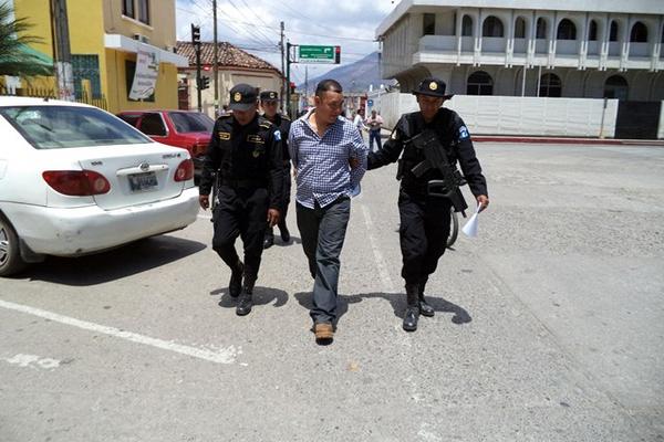 El agente de la PNC, Ariel Pérez Rafael, quien fue capturado con un arma ilegal, es trasladado a la cárcel para hombres de Jalapa. (Foto Prensa Libre: Hugo Oliva) 