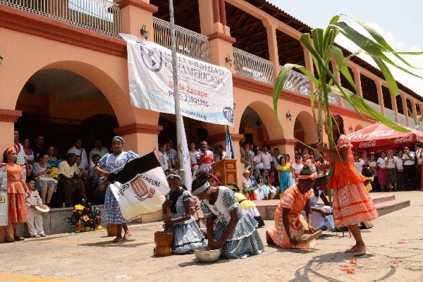 jóvenes participan en una representación como parte  de la Feria Intercultural que se celebró  en Zacapa.