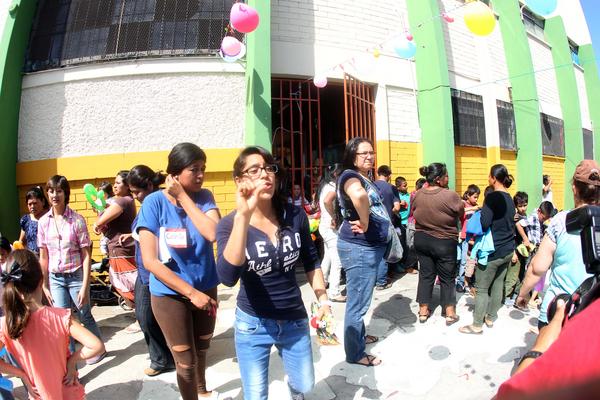 La gimnasta apoyó como voluntaria. (Foto Prensa Libre: Carlos Vicente)