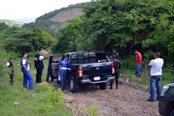 Fiscales del MP y agentes de la PNC en el sitio donde fue abandonado el fiscal César Echeverría Dávila. (Foto Prensa Libre: Hugo Oliva)