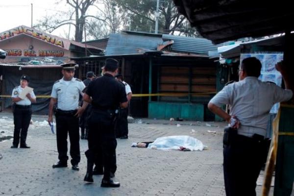 Un presunto delincuente fue asesinado este jueves en el mercado de Chimaltenango. (Foto Prensa Libre: Víctor Chamalé)<br _mce_bogus="1"/>