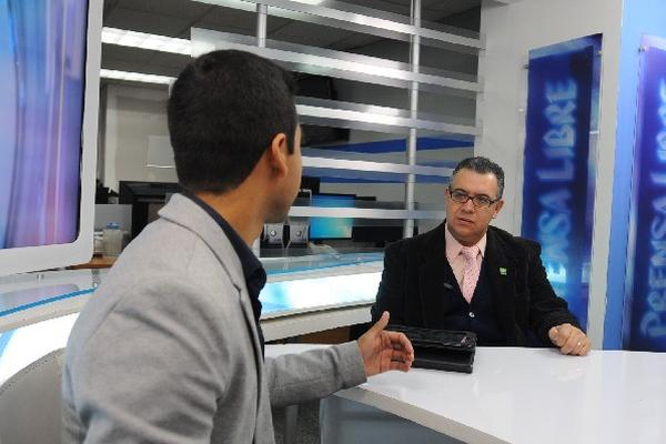 El periodista Cristian Dávila entrevista al médico Óscar Velásquez, en El Consultorio.