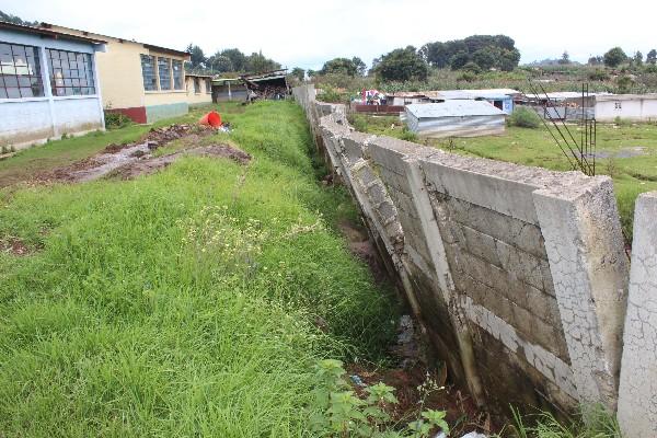 Pared pone en riesgo a estudiantes.