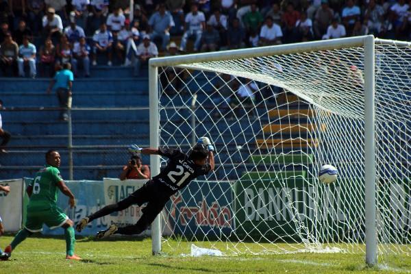 José García, de Juventud Escuintleca, no puede evitar el gol del "Rifle", Adrián Apellaniz. (Foto Prensa Libre: Danilo López)