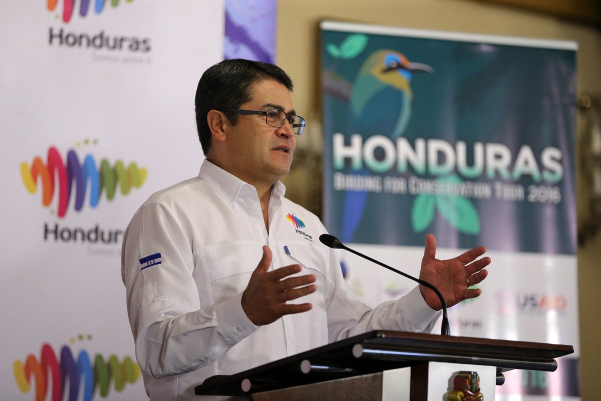 El presidente de Honduras, Juan Orlando Hernández, dice que hay que evitar que los narcos crezcan. (Foto Prensa Libre: EFE).