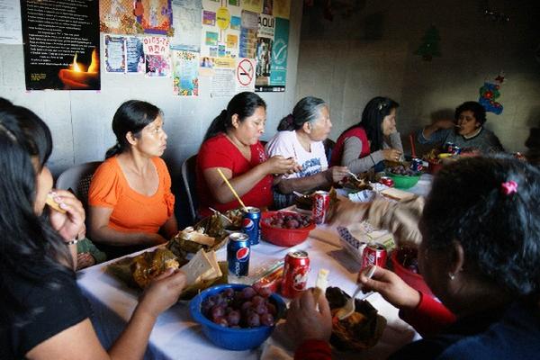 Tamales, manzanas y uvas se les brindó a las  detenidas en el presidio de la cabecera de Sololá.