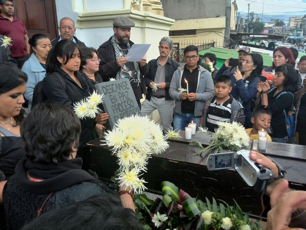 El sepelio electoral salió de la 18 calle de la zona 1, hacia el Tribunal Supremo Electoral. (Fotos Prensa Libre: Estuardo Paredes)