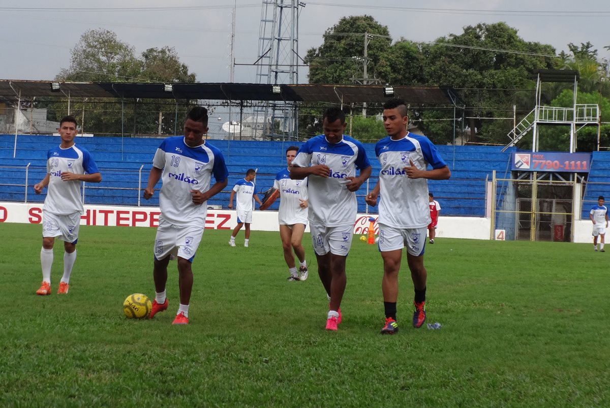 Los jugadores de Suchitepéquez durante el entrenamiento en el estadio Carlos Salazar, sede del juego de esta noche. (Foto Prensa Libre: Omar Méndez)