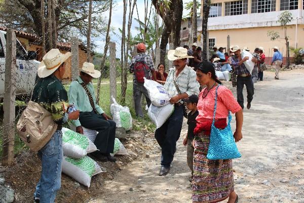 Agricultores de Santa Cruz El Chol trasladan abono donado.