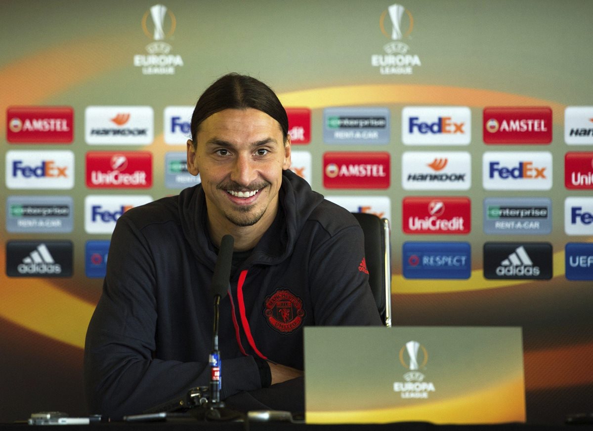 El delantero sueco del Manchester United, Zlatan Ibrahimovic, ofrece una rueda de prensa en Manchester, antés de enfrentar mañana al Feyenoord, en un partido del Grupo A de la Liga Europa (Foto Prensa Libre: EFE)