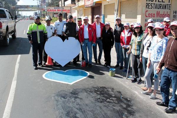 Cinco corazones azules fueron pintados sobre la avenida Las Américas, en Quetzaltenango. (Foto Prensa Libre: Carlos Ventura).