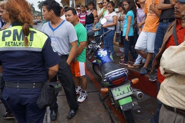 Curiosos permanecen en el lugar donde se accidentaron dos agentes de la PMT, en Retalhuleu. (Foto Prensa Libre: Jorge Tizol) <br _mce_bogus="1"/>