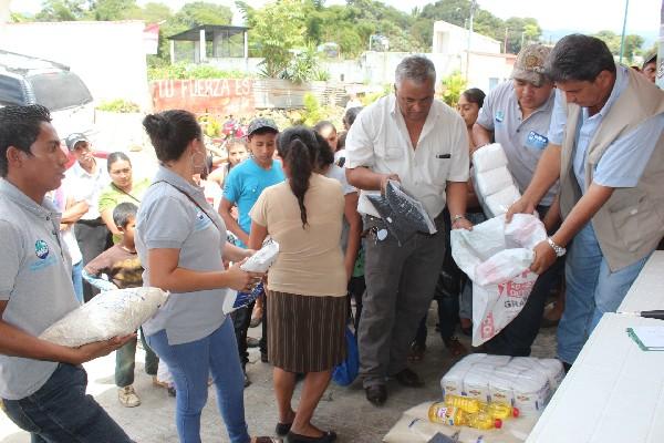 Personal de la Sesán distribuye alimentos  a pobladores de Nueva Santa Rosa, Santa Rosa.