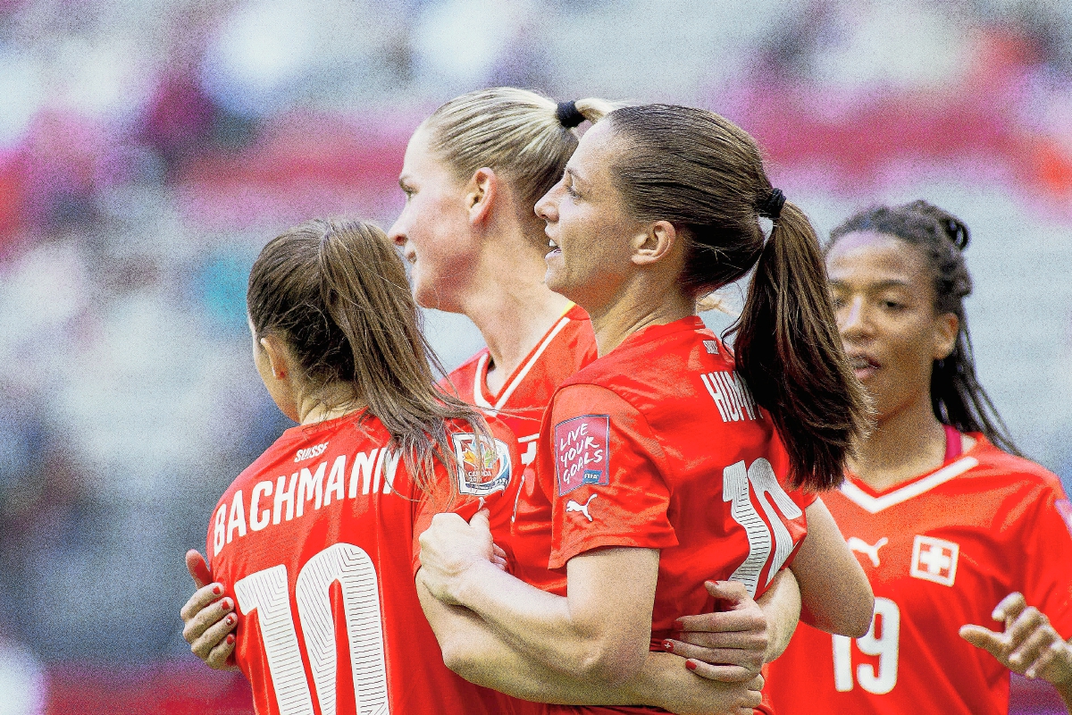 Las jugadoras suizas celebran uno de los tantos goles que anotaron ayer a Ecuador. (Foto Prensa Libre: EFE)