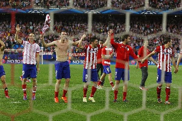 Los jugadores del Atlético de Madrid festejaron con su público después del partido. (Foto Prensa Libre: EFE)