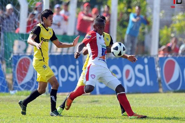 El colombiano Carlos Asprilla, de Mictlán, disputa el balón en el encuentro ante los cremas. (Foto Prensa Libre: Francisco Sánchez)