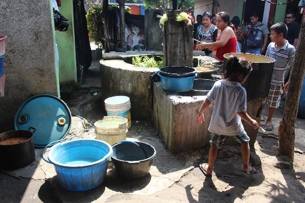 Desde hace dos semanas, pobladores del área urbana de San Lorenzo carecen de agua entubada.