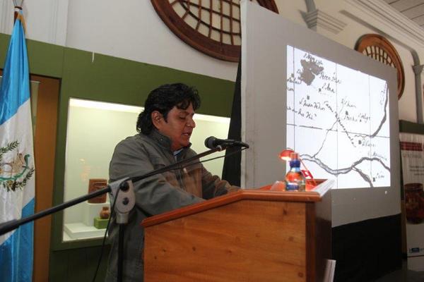 El arqueólogo Jorge Chocón, administrador del parque nacional Tikal, durante la conferencia: <em>La fundación de Dolores, Petén, Guatemala. Anotaciones sobre un error histórico. </em> Foto: Prensa Libre: Edwin Castro