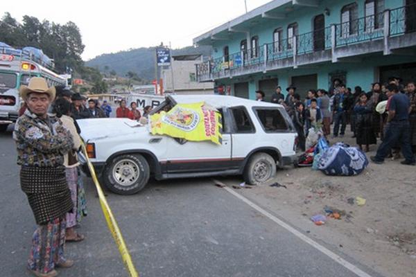 En el kilómetro 131, ruta a Occidente, el vehículo en el que viajaban siete personas volcó estrepitosamente. (Foto Prensa Libre: Ángel Julaju)