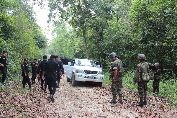 Vehículo agrícola  abandonado por grupo de secuestradores al verse copados, es revisado por las fuerzas de seguridad, en Petén.