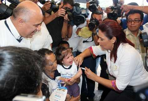 La campaña nacional de vacunación contra el sarampión y la rubeola es inaugurada por la vicepresidenta Baldetti, en  San Sebastián Lemoa, Santa Cruz del Quiché, Quiché.