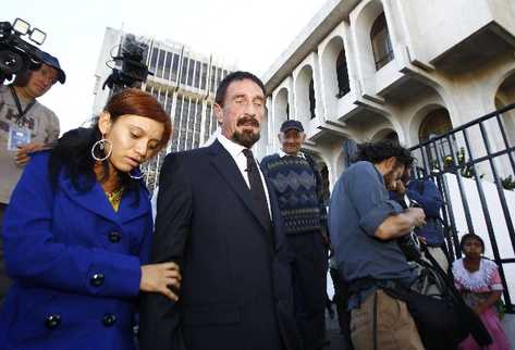 John Mcafee, junto a su novia, Sam Vanegas, de 20 años, llega a la Torre de Tribunales para dar declaraciones en relación con su solicitud de asilo político.