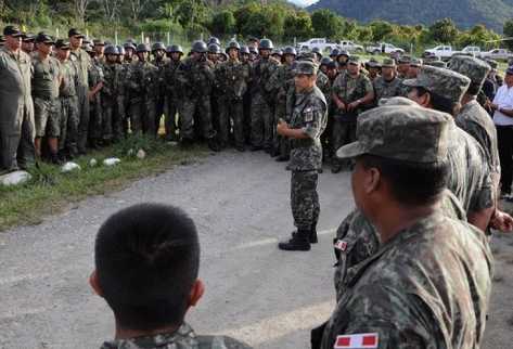 El presidente peruano, Ollanta Humala, en Kiteni-Cuzco da instrucciones a los soldados. (Foto Prensa Libre: AFP)