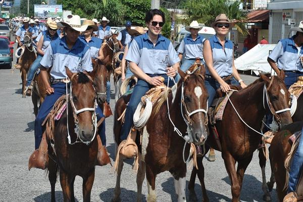 Decenas de jinetes participan en desfile hípico que se efectuó en Retalhuleu. (Jorge Tizol)<br _mce_bogus="1"/>