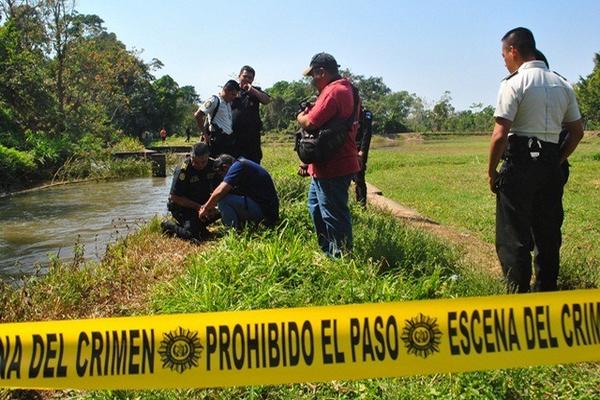 Investigadores examinan la granada encontrada en Retalhuleu. (Foto Prensa Libre: Jorge Tizol) <br _mce_bogus="1"/>