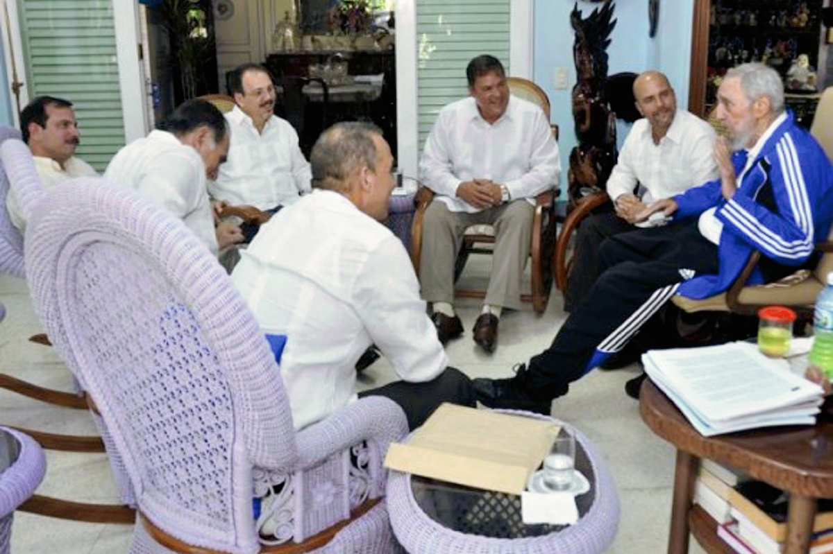 El expresidente  Fidel Castro dialoga con los cinco  agentes cubanos, condenados en Estados Unidos por espionaje. (Foto Prensa Libre: AFP)