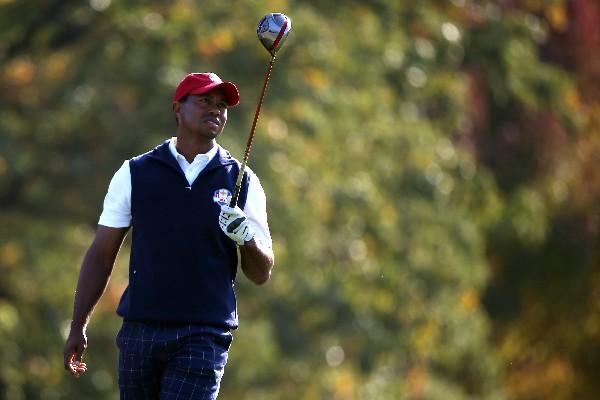 Tiger Woods tuvo un mal día en el campo de Medinah. (Foto Prensa Libre: AFP)