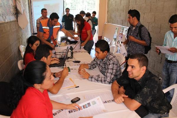 Estudiantes acuden a la feria de empleo organizada por la URL, en Jutiapa.