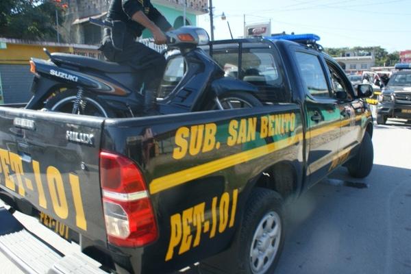 Una moto se les incautó a los dos sujetos detenidos en un sector de San Benito, Petén. (Foto Prensa Libre: PNC)<br _mce_bogus="1"/>