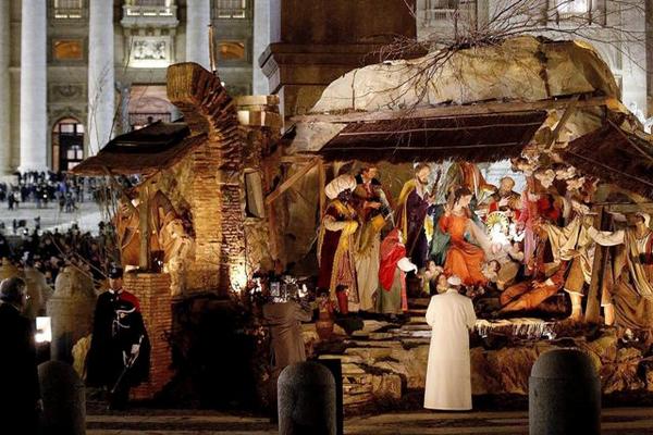 Francisco observa el Belén instalado en la Plaza de San Pedro. (Foto Prensa Libre: EFE)