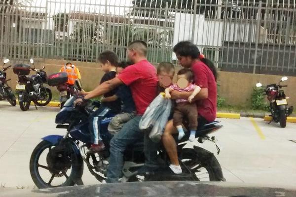 Un motociclista fue visto cuando viajaba junto a una mujer y cuatro niños, sin ningún tipo de protección.