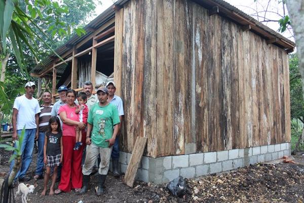 Familia favorecida, junto a personas que colaboraron en la construcción del inmueble. (Foto Prensa Libre: Rigoberto Escobar)