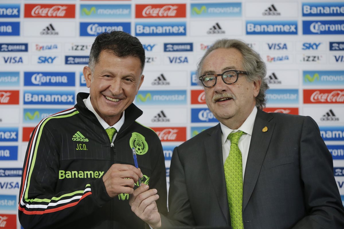 Juan Carlos Osorio, es presentado por el presidente de la Federación Mexicana de Futbol, Decio de María. (Foto Prensa Libre: EFE).