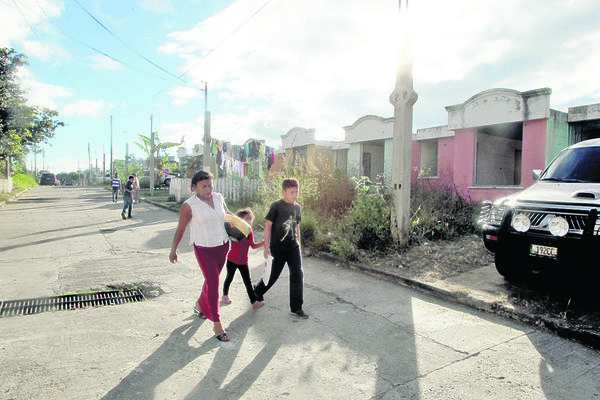 Al menos  240 viviendas de Villas del Milagro, Chinautla, han sido abandonadas en los últimos años. (Foto Prensa Libre: Paulo Raquec)