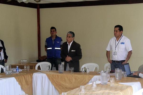 El ministro Carlos Contreras se dirige a los asistentes a la reunión para solventar la crisis en la Municipalidad de Jalapa. (Foto Prensa Libre: Hugo Oliva) <br _mce_bogus="1"/>