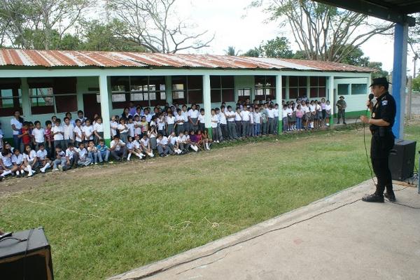 En la inauguración participaron autoridades de la PNC, Ejército y Educación. (Foto Prensa Libre: colaboración de la PNC)<br _mce_bogus="1"/>