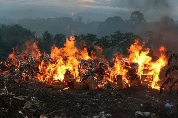 Un cargamento de cigarrillos de contrabando, valorado en Q4.5 millones, fue incinerado este viernes en Puerto Barrios, Izabal. (Foto Prensa Libre: Edwin Perdomo)<br _mce_bogus="1"/>