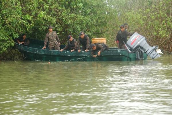 El subteniente de reserva de infantería Henry Josué Carrillo Chinchilla y el infante de marina, Fredy Elías Chacón Martínez desaparecieron en el río La Pasión, durante un patrullaje. Soldados, durante la búsqueda. (Foto Prensa Libre: Rigoberto Escobar